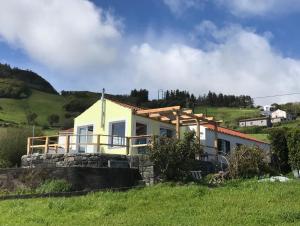 Flamengosa Casa do Vale的山坡上的一所房子