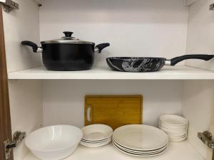 ein Topf, der auf einem Regal neben Tellern steht in der Unterkunft Chic city center studio in Casablanca + 17 Fotos