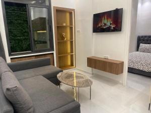 ein Wohnzimmer mit Sofa und Tisch in der Unterkunft Chic city center studio in Casablanca