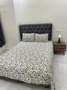 ein Schlafzimmer mit einem Bett mit einer schwarz-weißen Bettdecke in der Unterkunft Chic city center studio in Casablanca