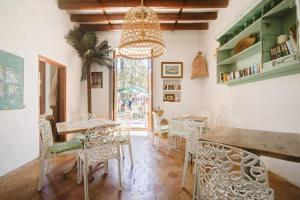 ペトラにあるHotelet Can Oms Mozart by Rentallorcaのテーブルと椅子とシャンデリアのあるダイニングルーム +14枚の写真