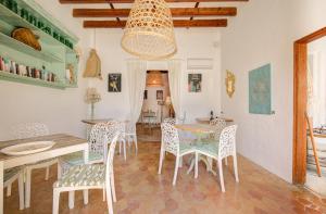 ペトラにあるHotelet Can Oms Mozart by Rentallorcaのテーブルと椅子のあるダイニングルーム