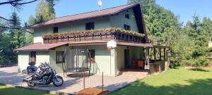 斯米扎尼Chata Bella的一辆摩托车停在房子前面