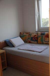 Una cama sentada en una habitación con ventana. en Ferienwohnung Villa Milla, en Vir