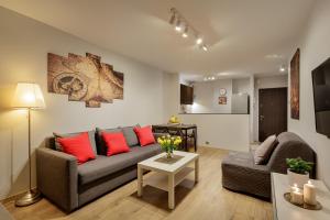 a living room with a couch and a table at Vorto Apartament 4 - Warszawa Centrum in Warsaw +20 photos