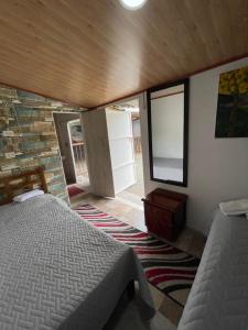 Rúm í herbergi á hospedaje lapislázuli