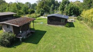 Rignyにあるchalet sans voisin, rivière, nature, terrain closの庭の小屋の空中