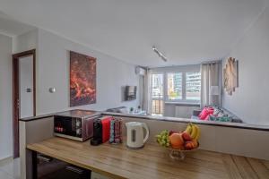 a kitchen with a counter with a bowl of fruit on it at Vorto Apartament 4 - Warszawa Centrum in Warsaw