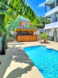 Piscina de la sau aproape de Grand Baie Holiday Apartment