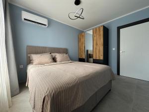 a bedroom with a bed and a ceiling fan at Apartment Summer Vibes in Sveti Vlas +14 photos