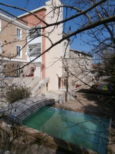 a swimming pool in front of a building at Hôtel le Moderne in Saint-Paul-le-Jeune