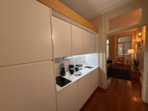 una cucina con mobili bianchi e un piano di lavoro di ML Apartments Story a Porto