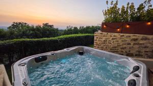 Východ nebo západ slunce při pohledu z bed and breakfast nebo okolí