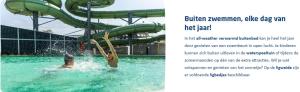 eine Person im Wasser auf einer Wasserrutsche in der Unterkunft Casa Loon in Borgloon