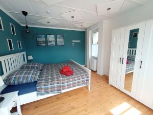 Un pat sau paturi într-o cameră la Ferienwohnung Bennebek - zwischen den Meeren