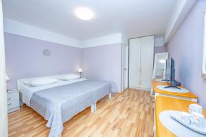 Posteľ alebo postele v izbe v ubytovaní Apartments Talija Podgora