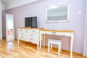 Televízia a/alebo spoločenská miestnosť v ubytovaní Apartments Talija Podgora