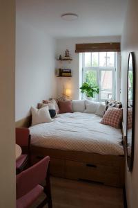 Postel nebo postele na pokoji v ubytování Pretty Little Stay - Cozy Studio in Central Riga