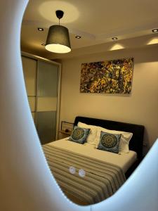 ein Schlafzimmer mit einem Bett und einem Bullaugenfenster in der Unterkunft Leti Apartment Bazaar Charm in Tirana + 4 Fotos