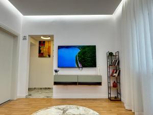 ein Wohnzimmer mit einem Flachbildfernseher an der Wand in der Unterkunft Leti Apartment Bazaar Charm in Tirana