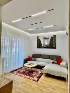 ein Wohnzimmer mit Sofa und Tisch in der Unterkunft Leti Apartment Bazaar Charm in Tirana