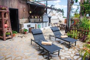 two chairs and a table on a patio at La Morisca in Vega de San Mateo