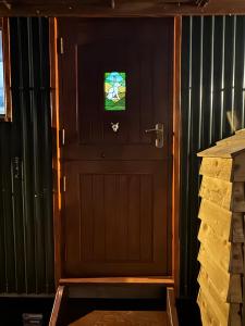 una puerta de madera con una vidriera. en Forest view shepherds hut Hare hut, en Ewhurst 48 fotos más