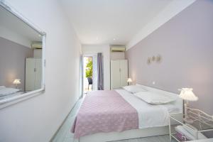 Posteľ alebo postele v izbe v ubytovaní Apartments Talija Podgora