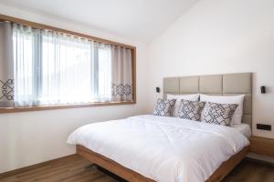 Postel nebo postele na pokoji v ubytování Gora Luxury Apartments