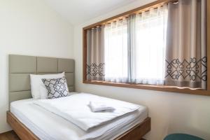Postel nebo postele na pokoji v ubytování Gora Luxury Apartments
