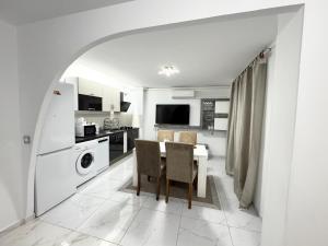 a kitchen and dining room with a table and chairs at Apartamento Alteagroup Center in Altea