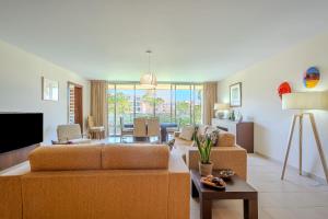 a living room with a couch and a tv at Entre o Vale e o Mar - Herdade dos Salgados in Guia