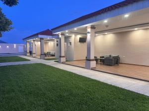 a backyard of a house with a wooden deck at Anturios House Apartamento 2 in San Marcos