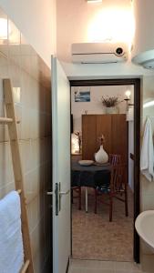 un bagno con lavandino e una sala da pranzo con tavolo di Apartmani Cocolo a Poreč (Parenzo) Altre 162 foto