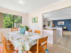 Η κουζίνα ή μικρή κουζίνα στο Tatai Lake Edge - 4 Bed Rotorua Lakefront