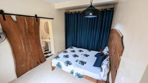 Un pat sau paturi într-o cameră la À 2 pas de la plage, 80 metres de la mer, 1 SALON, 1 CHAMBRE et 2 SDB