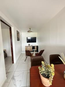 TV a/nebo společenská místnost v ubytování Caraibes Harmony - Vue Mer, Spa, piscine & confort