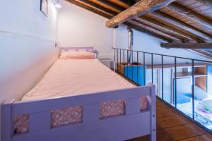 a bedroom with a bed in a room at Casa tipica ligure lungomare in pieno centro in Lerici