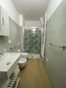 une salle de bains avec douche, toilettes et lavabo dans l'établissement La Casa sul Corso, à Ascoli Piceno 20 autres photos