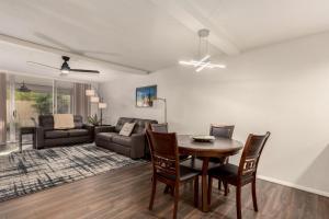 スコッツデールにあるModernized 2br Condo W Pool Access Near Old Townのテーブルとソファのあるリビングルーム