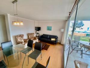 a living room with a glass table and chairs at Departamento Alto Libertad Meseta Coraceros in Viña del Mar