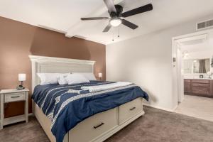 スコッツデールにあるModernized 2br Condo W Pool Access Near Old Townのベッドと天井扇風機のある寝室 +20枚の写真