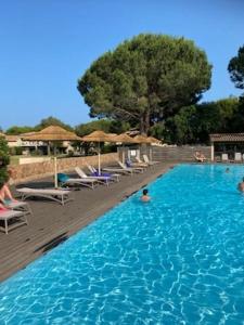 Swimmingpoolen hos eller tæt på Appartement en résidence privée + 7 billeder