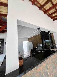 Il comprend une cuisine et un salon avec un mur blanc. dans l'établissement A Casinha, à Socorro 33 autres photos