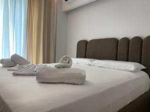 Postel nebo postele na pokoji v ubytování Brand New Sea View Free Parking - Blue Breeze Apartment