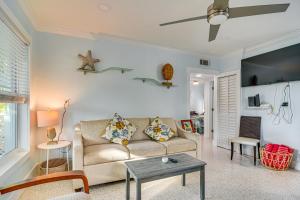 una sala de estar con un sofá y una mesa en Indian Rocks Beach Retreat, Walk to Gulf and Beaches, en Clearwater Beach