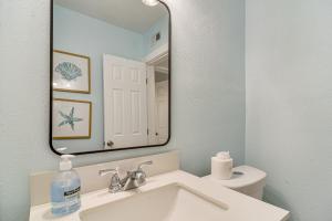 un baño con lavabo y espejo en Indian Rocks Beach Retreat, Walk to Gulf and Beaches, en Clearwater Beach 16 fotos más