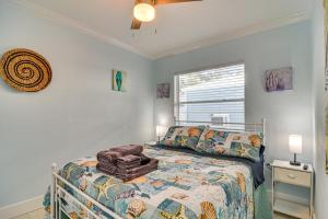 un dormitorio con una cama y una ventana en Indian Rocks Beach Retreat, Walk to Gulf and Beaches, en Clearwater Beach
