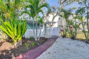 una casa con palmeras delante en Indian Rocks Beach Retreat, Walk to Gulf and Beaches, en Clearwater Beach