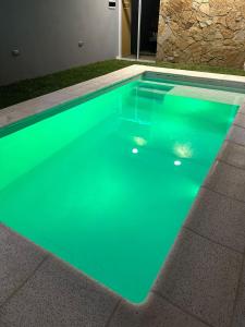 una piscina con agua azul en una casa en Casa cómoda y espaciosa con pileta, en San Salvador de Jujuy